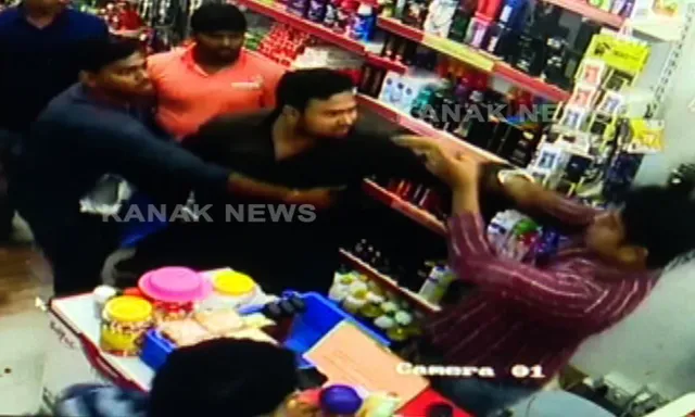 କମିଶନରେଟ ପୁଲିସ ଜାରି କରିଥିବା ଆଡଭାଇଜରିକୁ ଅଣଦେଖା : ଚାନ୍ଦା ନଦେବାରୁ ଦୋକାନୀଙ୍କୁ ନିସ୍ତୁକ ମାଡ, ସିସିଟିଭିରେ କଏଦ ହେଲା ଦାଦାଗିରିର ଚିତ୍ର