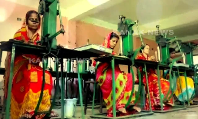 ସରକାରଙ୍କ ସହଯୋଗରେ ସ୍ୱୟଂ ସହାୟକ ଗୋଷ୍ଠୀ ତିଆରି କରୁଛନ୍ତି ଧୂପକାଠି : ଭଲ ଆୟ କରିବା ସହ ଘର ଚଳାଇବାକୁ ସକ୍ଷମ ହେଲେ ମହିଳା