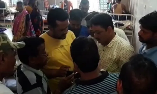 ଢେଙ୍କାନାଳ ଜିଲ୍ଲା ହସ୍ପିଟାଲରେ ଅଭାବନୀୟ ଘଟଣା : ଡାକ୍ତରଙ୍କ କଳି ଭିତରେ ଚାଲିଗଲା ରୋଗୀଙ୍କ ଜୀବନ