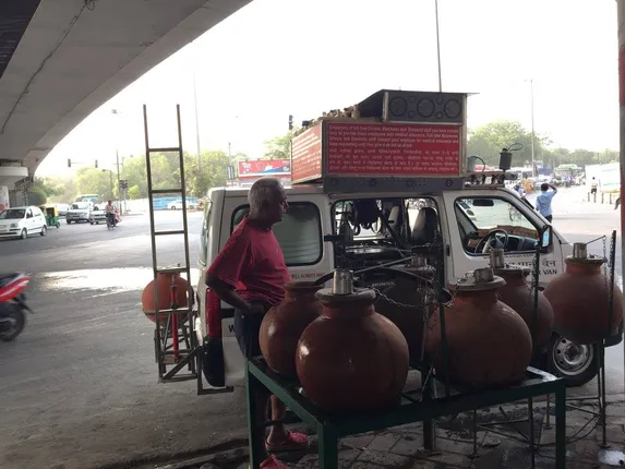 ଭୟଙ୍କର ଖରାରେ ଗରୀବଙ୍କ ଦେବତା ପାଲଟିଛନ୍ତି ୬୯ ବର୍ଷୀୟ ନଟରାଜନ୍ : ପ୍ରତିଦିନ ୭୦ଟି ମାଠିଆ ଯୋଗେ ତୃଷାର୍ତ୍ତଙ୍କୁ ମାଗଣାରେ ଯୋଗାନ୍ତି ଥଣ୍ଡା ପାଣି