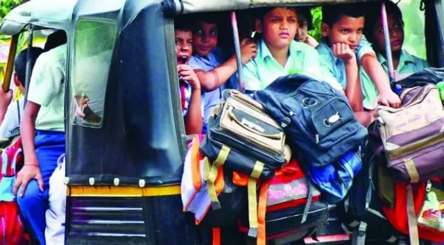 ରାଜଧାନୀରେ ଅତ୍ୟନ୍ତ ବିପଜ୍ଜନକ ଅବସ୍ଥାରେ ସ୍କୁଲ ଯିବାଆସିବା କରୁଛନ୍ତି ଛାତ୍ରଛାତ୍ରୀ : ଅଣଦେଖା ହେଉଛି ଛାତ୍ର ପରିବହନ ନୀତି