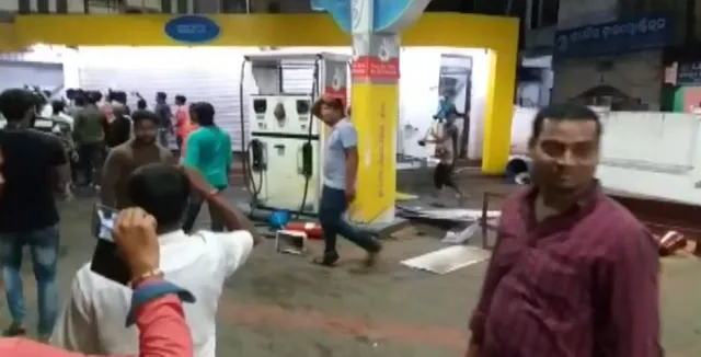 ପୁରୀ ବଡଦାଣ୍ଡରେ ପେଟ୍ରୋଲ ପମ୍ପ ଭଙ୍ଗାରୁଜା ବେଳେ ପୁଲିସ ମାଡକୁ ନେଇ ଜୋରଦାର ପ୍ରତିବାଦ : ରାସ୍ତାରୋକ ସହ ଏସପି ଓ କୁମ୍ଭାରପଡା ଥାନା ଅଧିକାରୀଙ୍କ ନିଲମ୍ବନ ଦାବି