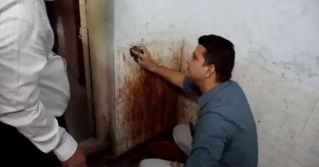 ଜିଲ୍ଲାପାଳ ହେବ ତ ଏମିତି । ହାତରେ ଧରିଲେ ଓଦା କପଡା, ସର୍ବ ସମ୍ମୁଖରେ କାନ୍ଥରୁ ପୋଛିଲେ ପାନଛେପ