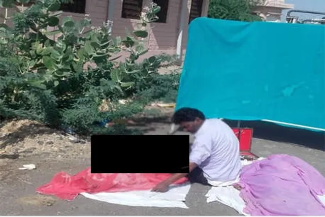 ଶବକୁ ଏମିତି ମିଳେ ସମ୍ନାନ ! ହସ୍ପିଟାଲରେ ମିଳିଲା ନାହିଁ ସ୍ଥାନ, ରାସ୍ତା କଡରେ ପାଲ ଟାଙ୍ଗି କରାଗଲା ପୋଷ୍ଟମର୍ଟମ ।