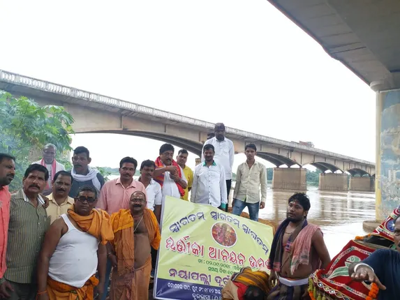 ପାର୍ବଣ ପାଇଁ ପ୍ରସ୍ତୁତି । ଦେବୀ ଦୁର୍ଗାଙ୍କ ଧରାବତରଣ ପ୍ରସ୍ତୁତି ନେଇ କୂଆଖାଇ ନଦୀ ପଠାରୁ ମାଟି ଅନୁକୂଳ କଲେ ବିଭିନ୍ନ ପୂଜା କମିଟି