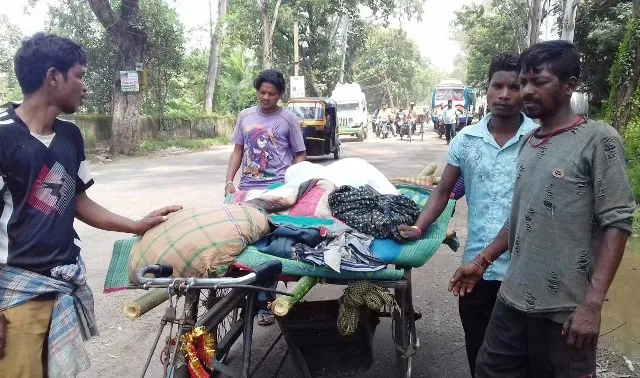 ଅସହାୟ ବିଧବାଙ୍କ ପୁଅ ବୋଲି ଶବକୁ ମିଳିଲାନି ଚାରିକାନ୍ଧ । ଶେଷରେ ଟ୍ରଲିରେ ମଣାଣିକୁ ଗଲା ମୃତଦେହ