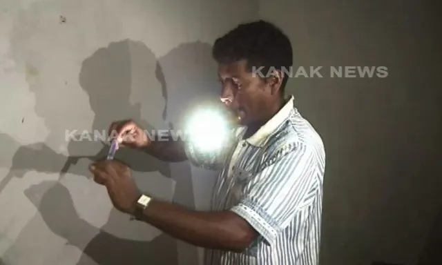 ପାଣି ଘେରରେ ସ୍ୱାଭିମାନ ଅଂଚଳର ଏକମାତ୍ର ସ୍ୱାସ୍ଥ୍ୟକେନ୍ଦ୍ର : ବନପାଳଙ୍କ ଅଫିସ୍ ପାଲଟିଛି ଚିକିତ୍ସାଳୟ । ବିଜୁଳି ନଥିବାରୁ ମୋବାଇଲ ଆଲୁଅରେ ଚାଲିଛି ଚିକିତ୍ସା