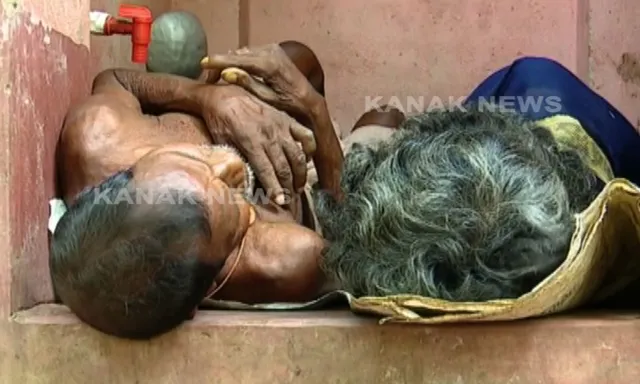 କନକ ନ୍ୟୁଜରେ ଖବର ପ୍ରସାରଣ ପରେ ଚେତିଲା ପ୍ରଶାସନ! ପାଇଖାନାରେ ରହୁଥିବା ମଣିଷକୁ ଶେଷରେ ମିଳିଲା ସହାୟତା,ଦିଆଗଲା ମାସିକ ଭତ୍ତା ।