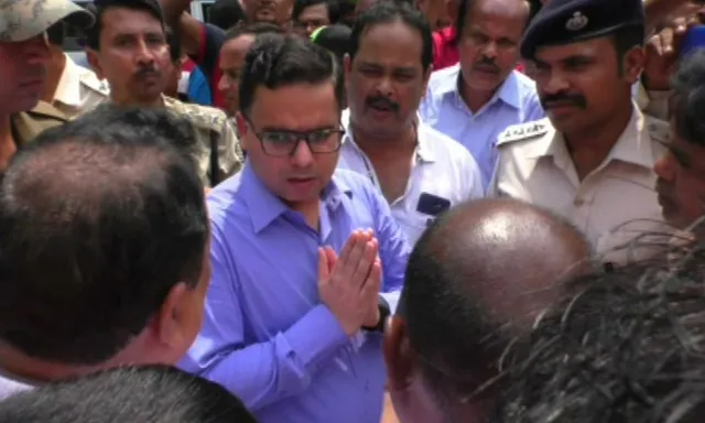 ମୟୁରଭଂଜ ବନ୍ଦ ବେଳେ ଜିଲ୍ଲାପାଳଙ୍କୁ ଅଟକାଇଲେ ଝାଡ଼ଖଣ୍ଡ ମୁକ୍ତି ମୋର୍ଚ୍ଚା କର୍ମୀ : ଅଫିସ ନଖୋଲିବାକୁ ଦାବି କରି ଜିଲ୍ଳାପାଳଙ୍କ ସହ ଯୁକ୍ତିତର୍କ