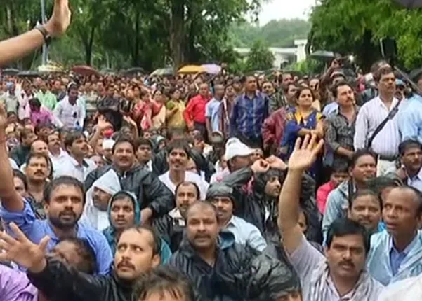 ଶିକ୍ଷକ ଅଧ୍ୟାପକଙ୍କ ଆନ୍ଦୋଳନ ଜାରି : ଗତକାଲି କଳାଦିବସ ପାଳନ ପରେ ଆଜିଠାରୁ ରାଜ୍ୟର ସମସ୍ତ ସ୍କୁଲରେ ତାଲା