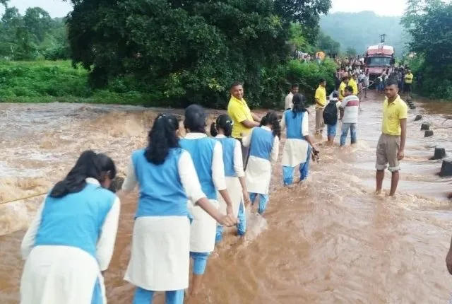 କେନ୍ଦୁଝରର ତେଲକୋଇରେ ପ୍ରବଳ ବର୍ଷା କାରଣରୁ ଜରଦା ପୋଲ ଉପରେ ଚାଲିଲା ପାଣି । ୪ ଘଣ୍ଟା ଫସିଲେ ୩ ଶହରୁ ଉର୍ଦ୍ଧ୍ୱ ଛାତ୍ରଛାତ୍ରୀ