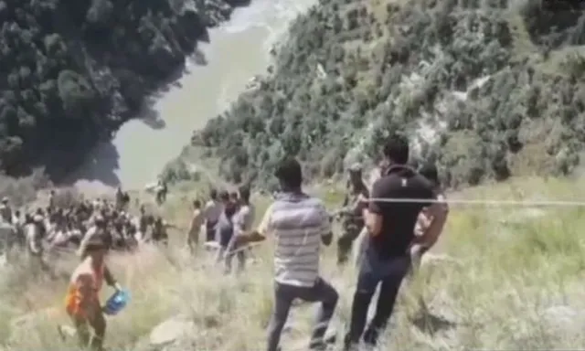 ଜାମ୍ମୁକାଶ୍ମୀରରେ ୩୦୦ ମିଟର ତଳକୁ ଖସିଲା ଯାତ୍ରୀବାହି ବସ ! ୧୭ ମୃତ, ୧୬ ଆହତ, ବସ୍ ଡ୍ରାଇଭର ଭାରସାମ୍ୟ ହରାଇବାରୁ ଘଟିଲା ଦୁର୍ଘଟଣା ।