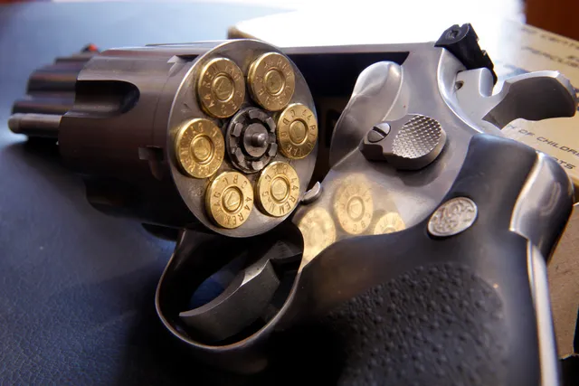 ସାଙ୍ଗ ସାଥୀଙ୍କ ସହ ହ୍ୱାଟ୍ସଆପରେ ଖେଳୁଥିଲା ‘ରୁସି ରୁଲେ’ । ନିଜକୁ ମାରିଲା ଗୁଳି, ତା’ପରେ... ଗେମ୍ ଓଭର୍