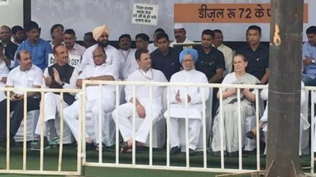 ଦିଲ୍ଲୀରେ ରାହୁଲ ଗାନ୍ଧିଙ୍କ ଶକ୍ତି ପ୍ରଦର୍ଶନ । ପ୍ରଧାନମନ୍ତ୍ରୀଙ୍କୁ ଟାର୍ଗେଟ କଲେ କଂଗ୍ରେସ ଅଧ୍ୟକ୍ଷ । କହିଲେ, ତୈଳ ଦର ନେଇ ଚୁପ ପ୍ରଧାନମନ୍ତ୍ରୀ