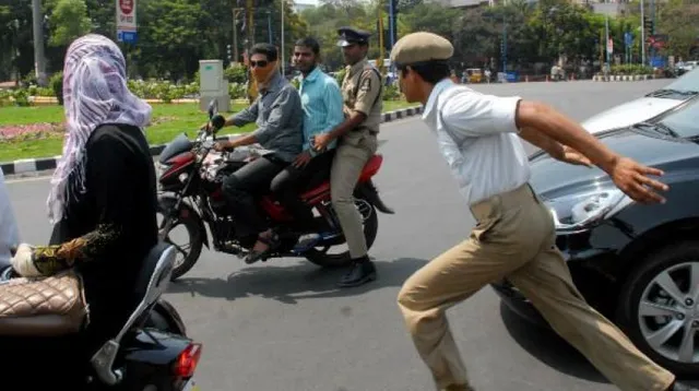 ନିୟମ ଭାଙ୍ଗିଲେ ବି ଗାଡିରୁ ଚାବି କାଢିପାରିବେନି ଟ୍ରାଫିକ୍ ପୁଲିସ୍ ! ଜାଣନ୍ତୁ କେଉଁ ପରିସ୍ଥିତିରେ ରଦ୍ଦ ହୋଇପାରେ ଲାଇସେନ୍ସ ଓ ଦେବାକୁ ପଡିବ କେତେ ଜରିମାନା