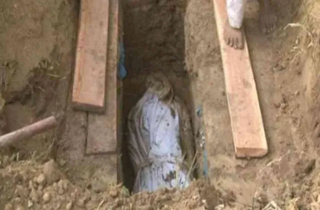 କବର ଖୋଳି ମୃତ ଶରୀରକୁ ବାହାରକୁ ବାହାର କଲେ ! କହିଲେ ପୁଅକୁ ବଞ୍ଚାଇ ଦେବେ ତାନ୍ତ୍ରୀକ ବାବା ।