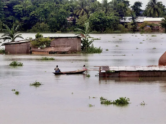 ଆସାମରେ ବନ୍ୟା । ବ୍ରହ୍ମପୁତ୍ର ନଦୀରେ ପ୍ରବଳ ପାଣି ଆସିବାରୁ ବନ୍ୟାସ୍ଥିତି, ତଳିଆ ଅଞ୍ଚଳର ଲୋକମାନଙ୍କୁ ସତର୍କ ରହିବା ପାଇଁ ପରାମର୍ଶ