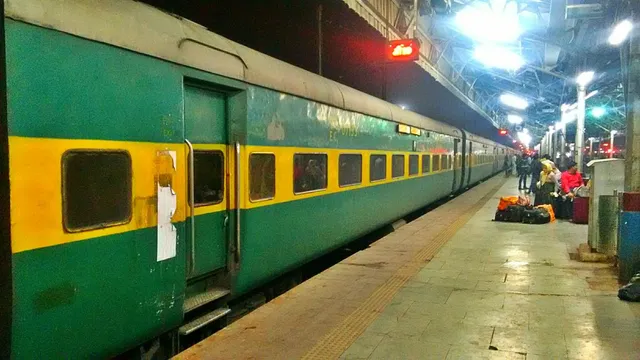 ରେଳଯାତ୍ରୀ ଧ୍ୟାନ ଦିଅନ୍ତୁ : ଗରୀବ ରଥ ସ୍ଥାନରେ ଆସିବ ହମସଫର । ଯାତ୍ରୀଙ୍କ ଉପରେ ମହଙ୍ଗା ମାଡ଼ କରିବ ଭାରତୀୟ ରେଳବାଇର ନିଷ୍ପତ୍ତି