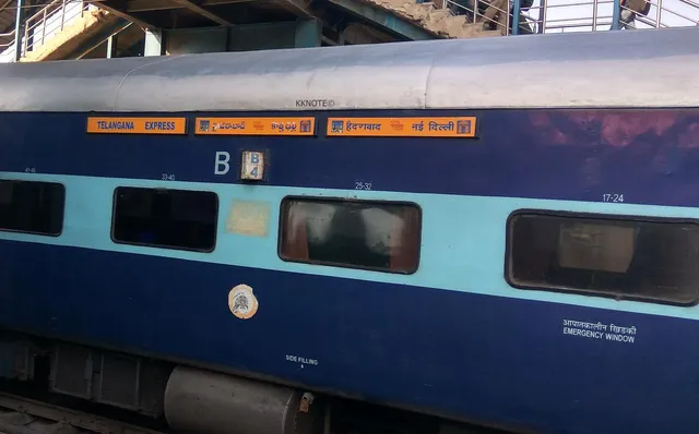 ଟ୍ରେନର ଏସି ବଗି ଛାତରୁ ପଡିଲା ରକ୍ତ ! ଯାଞ୍ଚ ପରେ ସାମ୍ନାକୁ ଆସିଲା ଭୟଙ୍କର ସତ ।