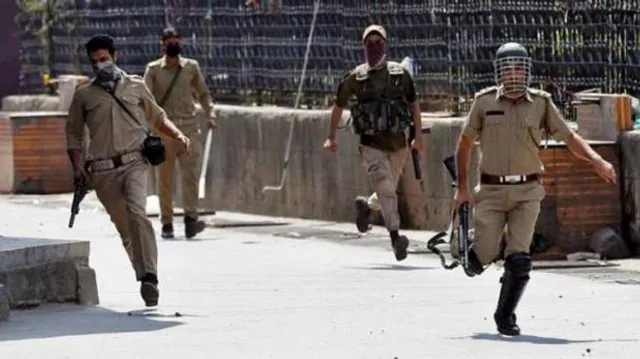 ୩ ପୋଲିସକୁ ହତ୍ୟା କଲେ ଆତଙ୍କବାଦୀ, ଭୟରେ ଚାକରି ଛାଡିଲେ ୭ ପୋଲିସକର୍ମୀ । ଭିଡିଓ କରି ଦେଲେ ପ୍ରମାଣ