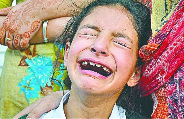 ସହିଦ୍ ଯବାନଙ୍କ ମୃତ୍ୟୁର ବର୍ଷେ ପରେ ମଧ୍ୟ ବାପାଙ୍କ ଫେରିବା ବାଟକୁ ଚାହିଁରହିଛି ଝିଅ ! କହୁଛି,ଏବେ ଆସିଲେ ଆଉ ଯିବାକୁ ଦେବନି ।