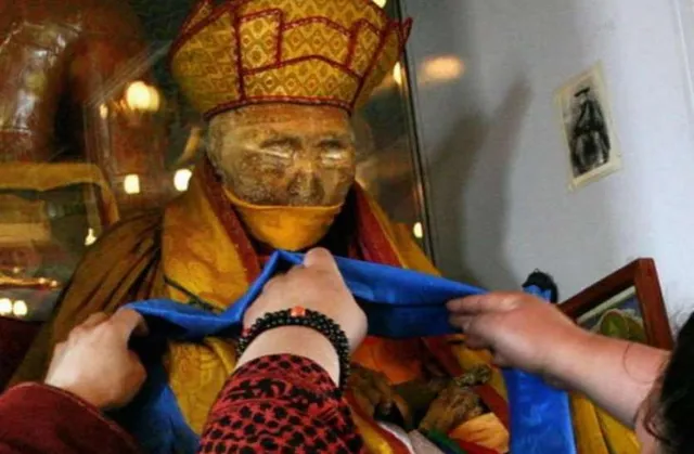 ମୃତ୍ୟୁର ୮୦ ବର୍ଷ ପରେ ବି ଜୀବିତ ରହିଛନ୍ତି ଏହି ବୌଧ ଭିକ୍ଷୁ ! ମୃତ ଶରୀର ଦେଖି ବୈଜ୍ଞାନିକ ବି ହୋଇଗଲେ ଆଶ୍ଚର୍ଯ୍ୟ ।