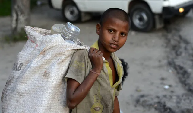 ଏଣିକି ରାସ୍ତା କଡରେ ଅଳିଆ ଏବଂ ପ୍ଲାଷ୍ଟିକ ଗୋଟାଉଥିବା ପିଲାମାନଙ୍କୁ ମିଳିବ ଶିକ୍ଷାଗତ ଅଧିକାର ! ଏହି ଏନଜିଓ ବଢାଇଲା ସହାୟତାର ହାତ ।