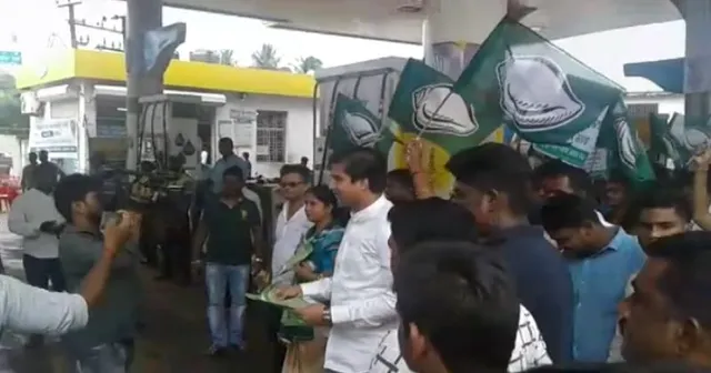 ତୈଳଦର ବୃଦ୍ଧିକୁ ନେଇ ବିଜେଡିର ପ୍ରତିବାଦ : ରାଜ୍ୟର ସବୁ ପେଟ୍ରୋଲ ପମ୍ପ ଆଗରେ ବିକ୍ଷୋଭ ପ୍ରଦର୍ଶନ କଲା ଦଳ