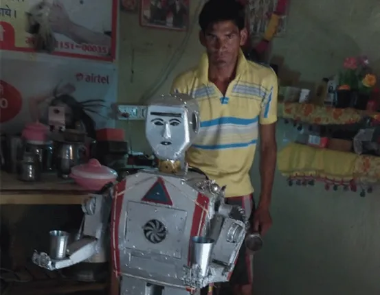 ପ୍ରେରଣା ସାଜିଲା ରଜନୀକାନ୍ତଙ୍କ ସିନେମା : ଅଷ୍ଟମ ପାସ୍ କରିଥିବା ବ୍ୟକ୍ତି ତିଆରି କଲେ ରିମୋଟରେ ଚାଲୁଥିବା କାଠ ରୋବଟ୍