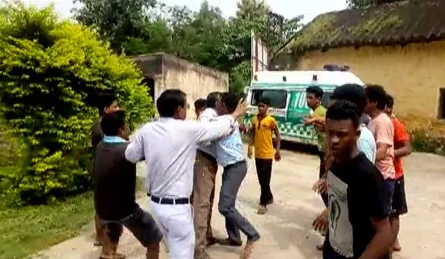 ତାତିଲେ ଗ୍ରାମବାସୀ, ଡାକ୍ତରଙ୍କୁ ଗୋଡାଇ ଗୋଡାଇ ପିଟିଲେ । ହେଲେ କାହିଁକି