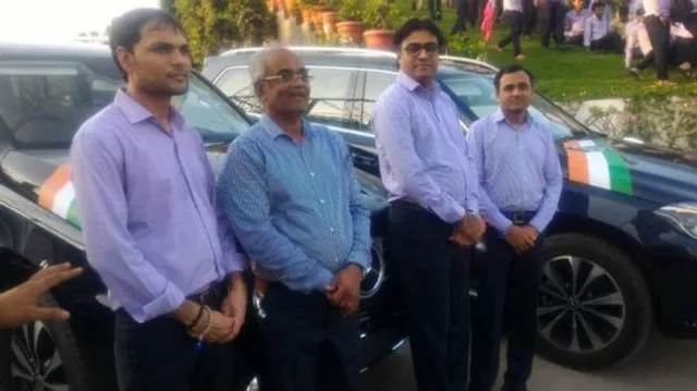 ମାଲିକ ହେବତ ଏମିତି ! କର୍ମଚାରୀଙ୍କୁ ୧ କୋଟିର ଟଙ୍କାର ମର୍ସିଡିଜ୍ କାର ଗିଫ୍ଟ କଲେ ହିରା ବ୍ୟବସାୟୀ ।