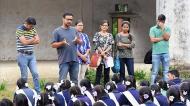 ଏମିତି ଜଣେ ଶିକ୍ଷକ, ଯିଏ ପିଲାମାନଙ୍କୁ ପଢାଇବା ପାଇଁ ୩୭୦ କିଲୋମିଟର ରାସ୍ତା କରିଥାନ୍ତି ଅତିକ୍ରମ ! ଗାଁ ପିଲାମାନଙ୍କୁ ପଢାଇବା ପାଇଁ ଶିକ୍ଷାଦୂତ ସାଜିଛନ୍ତି ଆଶିଷ ।