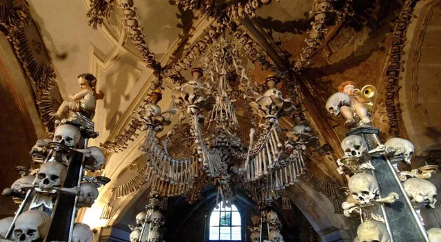 ଧଳା ଅସ୍ଥିରେ କଳାକୃତି ! ଯେଉଁଠି ମଣିଷ ହାଡରେ ନିର୍ମିତ ହୋଇଛି ପବିତ୍ର ଚର୍ଚ୍ଚ ।