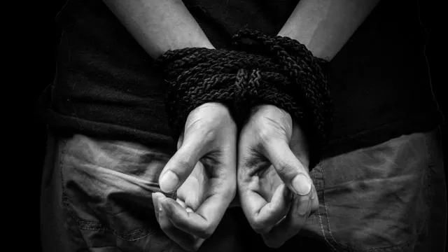 ୫୦୦ ଝିଅଙ୍କୁ ଚାଲାଣ କରୁଥିବା ଦଲାଲ ଗିରଫ ।