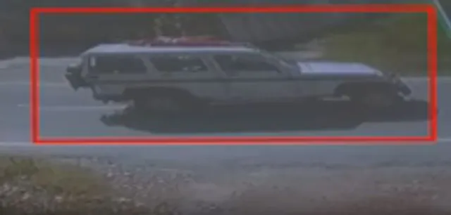 ଗାଡିର ଛାତ ଉପରେ ବାନ୍ଧି ମହିଳାଙ୍କୁ ବୁଲାଇଲା ପୋଲିସ ! ମୋବାଇଲ୍ କ୍ୟାମେରାରେ କଏଦ ହେଲା ପୋଲିସର ଅମାନବୀୟ କାଣ୍ଡ ।