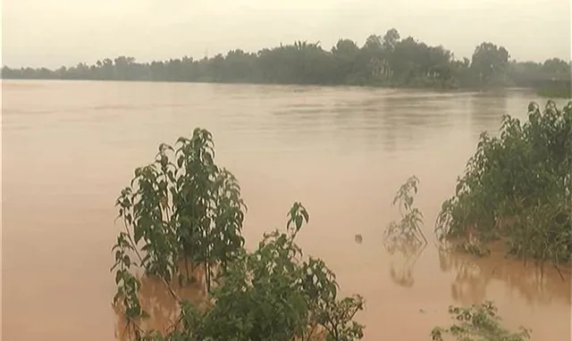 ବୈତରଣୀରେ ତୃତୀୟଥର ବନ୍ୟା ଆସିବାରୁ ଯାଜପୁର ଓ ଭଦ୍ରକର ଅନେକ ଅଞ୍ଚଳ ଜଳମଗ୍ନ । ବନ୍ୟାପାଣି କମିଲେ ଲୋକଙ୍କୁ ମିଳିବ କ୍ଷତିପୂରଣ !