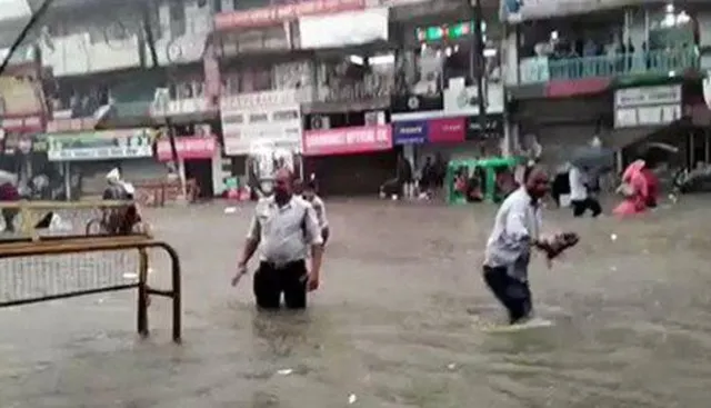 ଏହି ଟ୍ରାଫିକ ପୋଲିସଙ୍କୁ ସଲାମ ନକରି ଆପଣ ରହିପାରିବେନି ! ଲଗାଣ ବର୍ଷାରେ ଆଣ୍ଠୁଏ ପାଣିରେ ଭୁଲିନଥିଲେ ନିଜ କର୍ତ୍ତବ୍ୟ ।