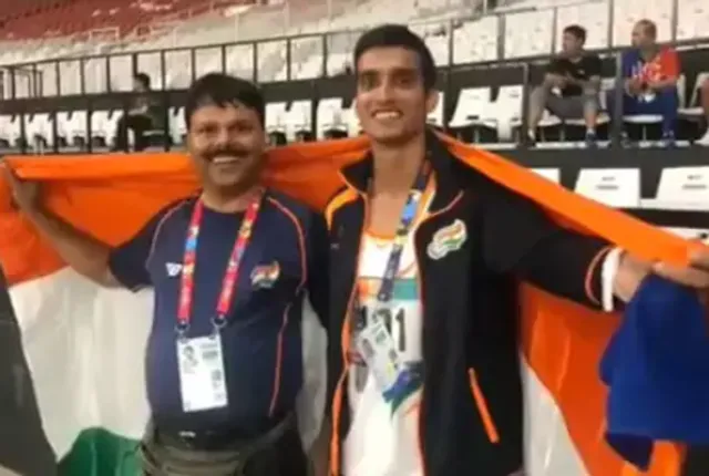 କେବେ ବସ୍ ରେ ସଫେଇ କାମ ତ କେବେ ଠେଲାରେ ୱେଟର କାମ କରି ପୋଷୁଥିଲେ ପେଟ : ଏସିଆନ୍ ପାରା ଗେମ୍ସରେ ସ୍ୱର୍ଣ୍ଣ ଜିତି ଇତିହାସ ରଚିଲେ ଦିବ୍ୟାଙ୍ଗ ନାରାୟଣ ଠାକୁର