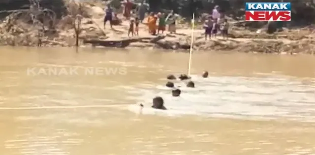 ଦଉଡିରେ ବନ୍ଧା ଗ୍ରାମବାସୀଙ୍କ ଜୀବନ : ଗଜପତି ରା.ଉଦୟଗିରିରରେ ଦଉଡି ସାହାଯ୍ୟରେ ମଧୁନାଳ ପାରି ହେଉଛନ୍ତି ୬ଟି ଗାଁର ଲୋକ