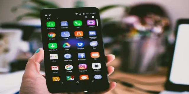 ଏହି ସବୁ ଆପକୁ ଫୋନରେ ରଖିଛନ୍ତି କି ? ତୁରନ୍ତ ହଟାଇନିଅନ୍ତୁ ନଚେତ୍ ବିପଦରେ ପଡିପାରନ୍ତି । 