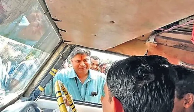 ବରର ଗାଡିକୁ ଅଟଳାଇଲେ ଜିଲ୍ଲାପାଳ ! ବିବାହର ଶୁଭେଚ୍ଛା ଜଣାଇ କହିଲେ କିଛି ଏପରି ....