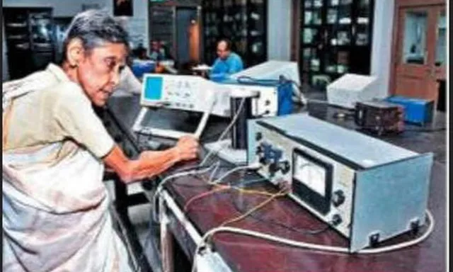 ସମାଜ ପାଇଁ ଉଦାହରଣ ସାଜିଛନ୍ତି ଅଧ୍ୟାପିକା ! ବିନା ପାଉଣାରେ ପାଠ ପଢାଉଛନ୍ତି ୮୦ ବର୍ଷୀୟା ଅଧ୍ୟାପିକା ।