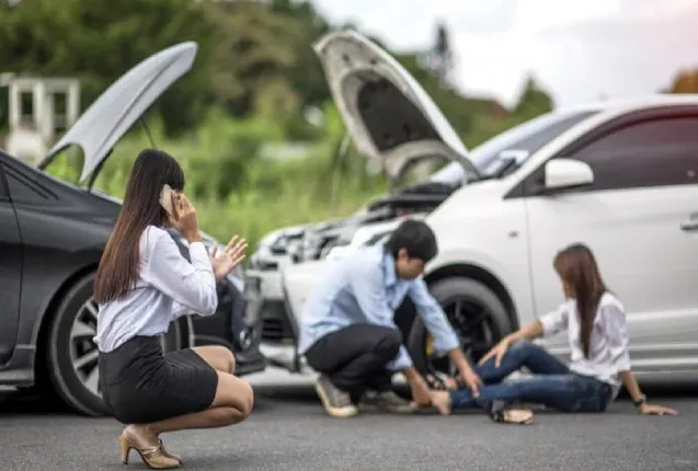 କାର୍ ଚଲାଇବା ସମୟରେ ହଠାତ୍ ଦୂର୍ଘଟଣାର ସମ୍ମୁଖୀନ ହେଲେ କିଭଳି ବଞ୍ଚାଇବେ ନିଜର ତଥା ପରିବାରର ଜୀବନ ! ଜାଣିରଖନ୍ତୁ କିଛି ଟିପ୍ସ ।