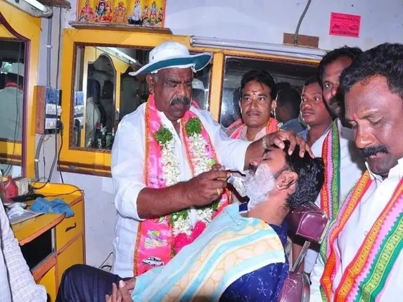 ଭୋଟ୍ ହାତେଇବା ପାଇଁ ନେତାଙ୍କ ଅଭିନବ ରଣନୀତି : କିଏ କାଟୁଛି ମୁଣ୍ଡର ବାଳ ତ କିଏ କରାଉଛି ସ୍ନାନ