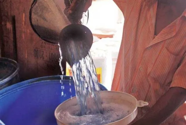 ତୈଳଦର ପରେ ଏବେ କିରାସିନି ଦର ବୃଦ୍ଧିକୁ ନେଇ ଚିନ୍ତାରେ ଖାଉଟି । କିରାସିନି ଉପରୁ ଉଠିଯାଇପାରେ ସମ୍ପୂର୍ଣ୍ଣ ସବସିଡି