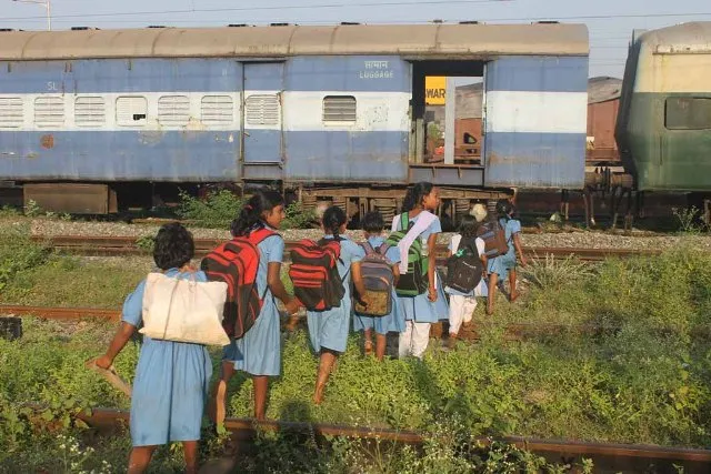 ପାଠପଢ଼ା ପାଇଁ ବାଜିରେ ଲାଗିଛି ଜୀବନ । ୧୦ ରେଳଧାରଣା ଡେଇଁ ପଢିବାକୁ ଆସୁଛନ୍ତି ଛାତ୍ରଛାତ୍ରୀ । ପାଚେରି ନାହିଁ, ବେଧଡ଼କ ଯା’ଆସ କରୁଛି ଯାନ