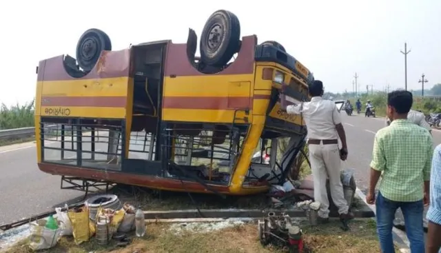 ଶିଶୁପାଳଗଡ ନିକଟରେ ଯାତ୍ରୀବାହୀ ବସ ଦୁର୍ଘଟଣା ଗ୍ରସ୍ତ: ୧୮ ଆହତ, ସମସ୍ତଙ୍କୁ ଚିକିତ୍ସା ପାଇଁ ମେଡିକାଲରେ ଭର୍ତି କଲା ପୋଲିସ