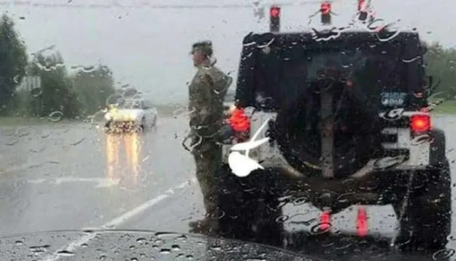 ରାସ୍ତାରେ ଗାଡି ନେଇ ଯାଉଥିବା ସମୟରେ ହଠାତ ଗାଡିରୁ ଓହ୍ଲାଇପଡି ସାବଧାନ ମୁଦ୍ରାରେ ଛିଡା ହେଲେ ଯବାନ ! ତେବେ ଜାଣନ୍ତୁ କାହିଁକି ଏପରି କଲେ ଯବାନ