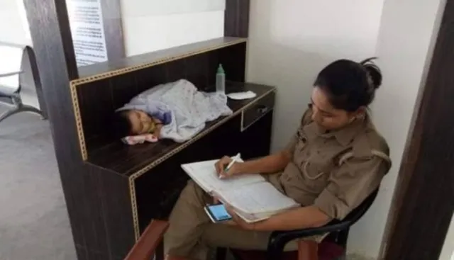 ଡ୍ୟୁଟିରେ ଥିବା ସମୟରେ ଉଭୟ ମା’ଓ ପୋଲିସର କର୍ତ୍ତବ୍ୟ ସମ୍ପାଦନ କଲେ ମହିଳା : ସାରା ଦେଶରେ ମହିଳାଙ୍କୁ କରାଯାଉଛି ପ୍ରଶଂସା, ସେପଟେ ସୋସିଆଲ ମିଡିଆରେ ଭାଇରାଲ ହେଲା ଫଟୋ