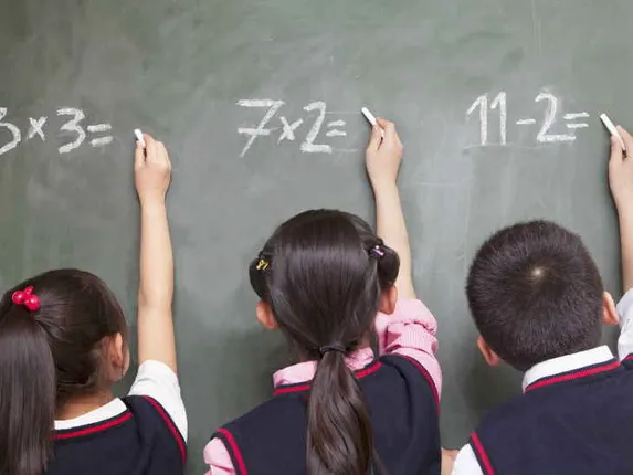 ଭାରତୀୟ ସ୍କୁଲରେ ୬୭% ପାଠପଢ଼ା କଳାପଟା ମାଧ୍ୟମରେ, ସ୍ମାର୍ଟଫୋନର କେବଳ ୧୬% ବ୍ୟବହାର : ସର୍ଭେ ରିପୋର୍ଟ 